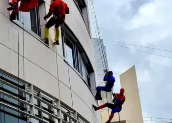 Des laveurs de vitres en super-héros au CHU de Montpellier