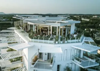 Les amateurs de musique électronique ont rdv au rooftop de l’Arbre Blanc à Montpellier