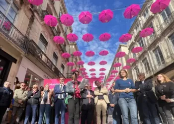 Montpellier en rose : 500 parapluies suspendus pour la bonne cause