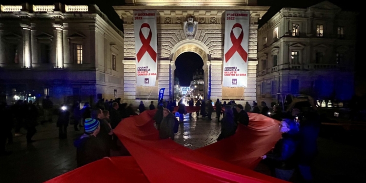 Montpellier : un ruban rouge géant déployé pour lutter contre le VIH / Sida