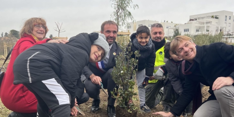 Montpellier : les écoliers plantent des arbres pour lutter contre le changement climatique