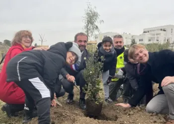 Montpellier : les écoliers plantent des arbres pour lutter contre le changement climatique