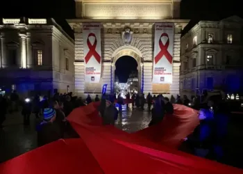 Montpellier : Un ruban rouge géant pour la journée mondiale contre le SIDA