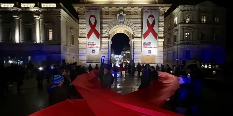 Montpellier : Un ruban rouge géant pour la journée mondiale contre le SIDA