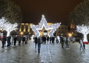 Une étoile géante scintille au cœur de la place royale du Peyrou à Montpellier