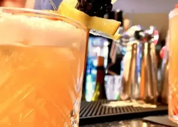 Petit bar encastré dans une rue bien connue de Montpellier, le Montis est spécialisé dans les cocktails et la dégustation de whiskys.