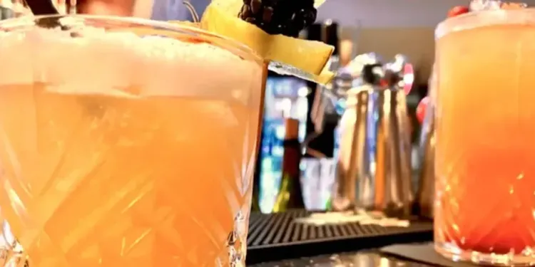 Petit bar encastré dans une rue bien connue de Montpellier, le Montis est spécialisé dans les cocktails et la dégustation de whiskys.