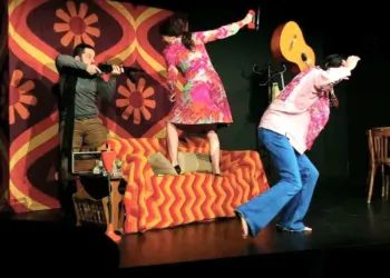 “Il venait d'avoir 18 ans” : un spectacle subtil et hilarant au théâtre la Chocolaterie