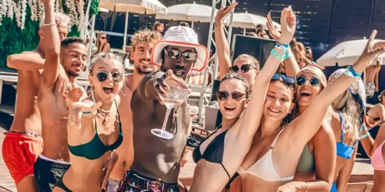 Pride : une pool party géante au Mas du Couran
