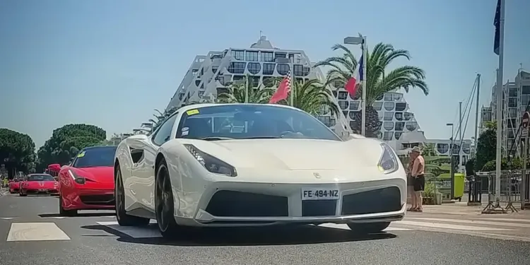 Une armada de Ferrari prêtent à vrombir à la Grande Motte