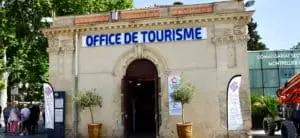 L’Office du Tourisme de Montpellier a dévoilé le programme pour cette nouvelle saison qui compte bien répondre aux besoins des visiteurs. De nombreux rendez-vous et visites sont proposés pour cet été autour de 7 thématiques pour mieux s’y retrouver. En voici les 3 principales : Pour les yeux et les papilles : 2 visites différentes sont proposées : « Bonjour Montpellier ! » est une visite inédite de 2h30 qui vous amènera dans plusieurs joyaux de la ville avant de finir en beauté en haut de l’arc de triomphe pour un petit déjeuner. Adaptée aux fortes chaleurs de l’été, cette visite se fera le matin à 7h30. « Rencontre au sommet » vous amènera aussi sur le toit de l’arc pour une lecture de paysage d’1h accompagné d’une dégustation de vin en début de soirée. Parfait pour démarrer l’apéro ! Monuments à la carte : Marre des visites sans fin ? La thématique « Monuments à la carte » sélectionne 8 visites à petits prix (5€) allant de 30min à 1h en fonction des sites. L’hôtel Saint Côme et sa coupole récemment restaurés sont la nouvelle curiosité à explorer pour son passé d’amphithéâtre de chirurgie. Visites à la fraîche : 3e thématiques « Visites à la fraîche » à un but simple contourner la forte chaleur de la région avec des lieux frais et surtout des horaires adaptés. 4 visites de près de 2h vous attendent. « Du Jardin de la Reine au Jardin des Plantes » ou « l’Histoire de l’eau et des fontaines » vous trouverez à coup sûr une visite qui saura vous rafraîchir. Des formules pour se faire plaisir Un programme de fidélité créé depuis 1 an permet au bout de 3 visites de devenir membre. Les bénéficiaires auront des tarifs réduits et des participations VIP et gratuites aux visites d’avant premières. Une autre offre, City Cardcomprend 3 formules allant de 24h à 72h pour découvrir la ville en bénéficiant de gratuités et de réductions.  