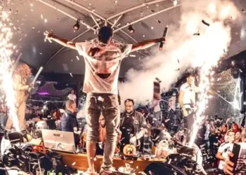 Soirée blanche, DJs, piscine party, le Mas de Couran organise un été épique