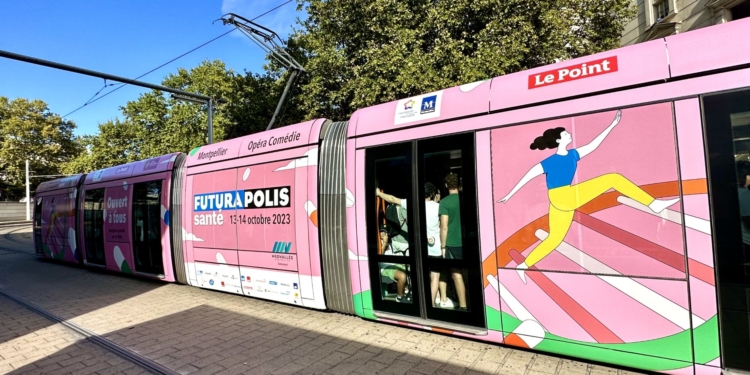 Un tram rose sur les rails de Montpellier