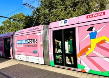 Un tram rose sur les rails de Montpellier