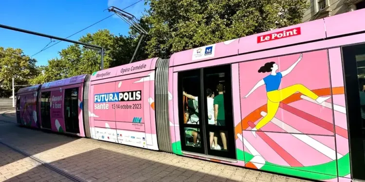 Un tram rose sur les rails de Montpellier