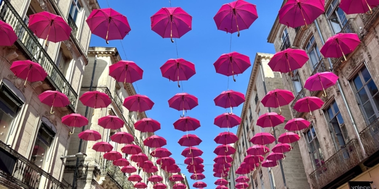 Le retour des parapluies roses dans la rue de la Loge