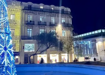 Montpellier : une structure géante lumineuse à base de bouteilles recyclées