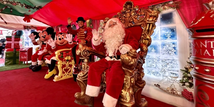 Viens faire la photo avec Mickey et le Père-Noël