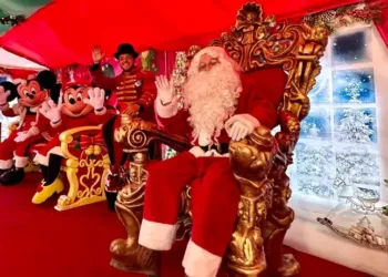Viens faire la photo avec Mickey et le Père-Noël