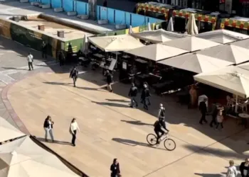 Comédie : chaises, tables et parasols seront les mêmes pour tous les cafés