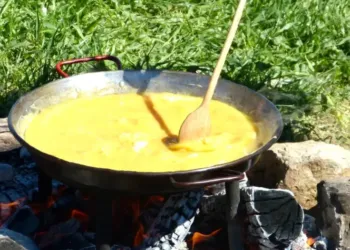 Omelette Geante Pour Paques A Ambrussum