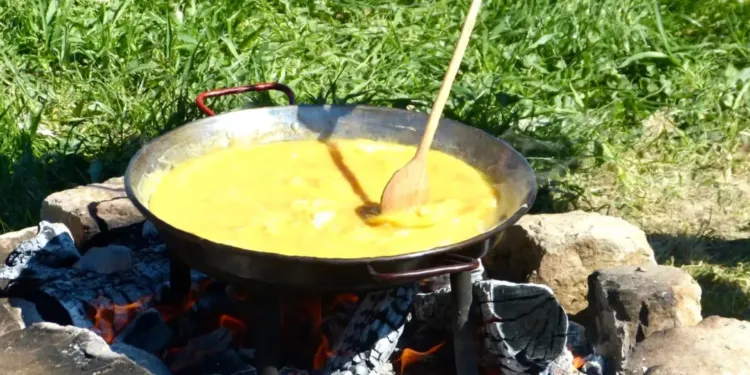 Omelette Geante Pour Paques A Ambrussum