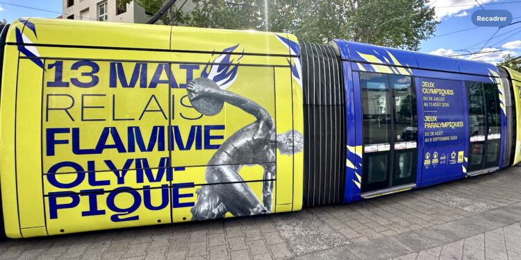 Montpellier : un tram habillé aux couleurs de la flamme olympique