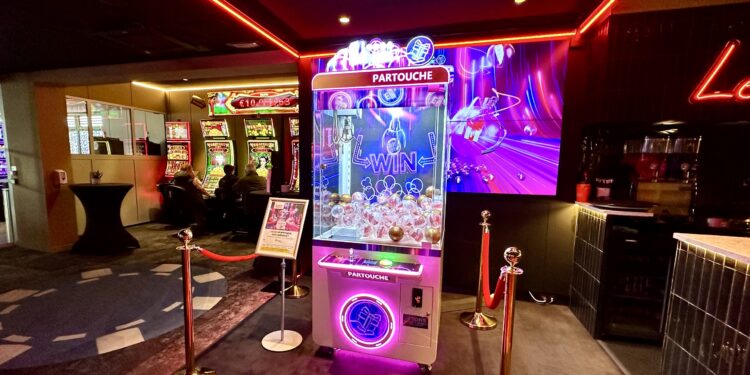 Viens tester la machine à grappin au Casino de Palavas