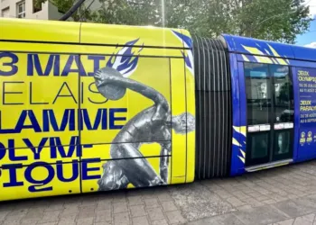 Montpellier : un tram habillé aux couleurs de la flamme olympique
