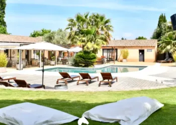 Le Mas du Cheval lance brunch et piscine chaque dimanche