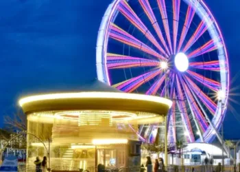 Elle tourne la grande roue à La Grande Motte