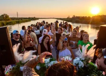 Embarque pour une croisière électro en pleine Camargue !