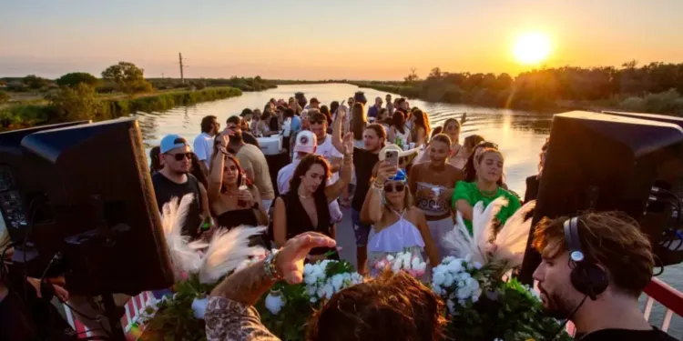 Embarque pour une croisière électro en pleine Camargue !