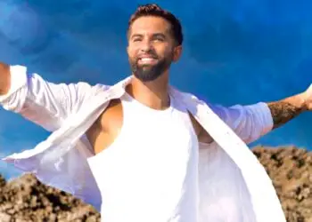 Kendji fait une étape en pleine Camargue