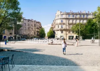 Les travaux sur la place : Les travaux entrepris se situent sur la partie centrale piétonne de la place. Ils correspondent à la démolition de la dalle haute de la place (comprenant le sol, la fontaine, les emmarchements), la préparation des sols ou encore la rénovation de l'escalier d’accès au parking. Afin de sécuriser le chantier, certaines palissades sont déplacées et des barrières sont installées sur cette emprise. Fonctionnement du parking : Depuis juillet, le parking Foch-Préfecture a retrouvé son entrée d'origine, à savoir par la rue Foch. Quant à la sortie du parking, jusqu'au 21 octobre, elle continue d'être effectuée par la place du Marché aux fleurs. Pendant les travaux de rénovation des escaliers d’accès au parking à compter du 16 octobre, l’accès par les piétons au parking Foch s’effectuera depuis la rampe d’accès aux voitures par un cheminement sécurisé. Hors période de rénovation de l’escalier, l’accès piéton au parking sera maintenu par celui-ci. Abonnements au parking : Un nouveau type d’abonnement Petit Rouleur ayant droit de l’aire piétonne à un tarif inférieur au tarif de l’abonnement résident classique, sera très prochainement proposé par EFFIA. Les usagers, abonnés ou non, susceptibles d’être intéressés, sont invités à se rapprocher du gestionnaire du parking pour souscrire à cet abonnement. Déplacements piétons : Le passage des piétons est maintenu sur les trottoirs sur le pourtour de la place. Accès aire piétonne : L’accès à l’aire piétonne est du 16 septembre au 21 octobre, inchangé par rapport à la situation actuelle. Le retour à l’accès initial avant travaux, par la voie longeant la rampe d’accès au parking, est prévu pour le 21 octobre. Végétaux : Les arbres (trois oliviers et un micocoulier) sont enlevés dès le 12 septembre puis déplacés à Grammont avant d'être replantés ultérieurement sur le territoire. Le retrait de ces 4 arbres plantés actuellement dans des jardinières est impératif pour la réalisation du projet, qui comprendra la plantation de 7 nouveaux arbres en pleine terre. RAPPEL DU PROJET Point de rendez-vous historique de la ville, lieu de convergence de nombreux itinéraires, marqué par les commerces, Foch-Préfecture recouvre des rues et des places bien connues des passants. Le projet de requalification comprend la transformation en aire piétonne d’espaces existants d’une surface totale de plus de 3 000 m² : la place des Martyrs de la Résistance, la rue Foch comprise entre la place des Martyrs de la Résistance et la rue de l’Aiguillerie, ainsi que la rue Rosset. Entre piétons, automobilistes et acteurs de l’approvisionnement, la place des Martyrs de la Résistance, organisée autour d’un giratoire, connaît un besoin d’aménagement et de respiration. Elle constitue une priorité dans l’opération d’embellissement et de rationalisation des flux qui s’amorce, vers un horizon plus ouvert et confortable. Le projet pensé pour Foch-Préfecture s’intègre dans une ambitieuse opération de requalification d’espaces publics : depuis les rives du Lez jusqu’à l’aqueduc des Arceaux, en passant par la ZAC Bofill, la place de la Comédie, l’Esplanade, l’emblématique promenade du Peyrou et la place des Martyrs de la Résistance.