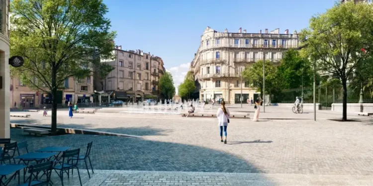 Les travaux sur la place : Les travaux entrepris se situent sur la partie centrale piétonne de la place. Ils correspondent à la démolition de la dalle haute de la place (comprenant le sol, la fontaine, les emmarchements), la préparation des sols ou encore la rénovation de l'escalier d’accès au parking. Afin de sécuriser le chantier, certaines palissades sont déplacées et des barrières sont installées sur cette emprise. Fonctionnement du parking : Depuis juillet, le parking Foch-Préfecture a retrouvé son entrée d'origine, à savoir par la rue Foch. Quant à la sortie du parking, jusqu'au 21 octobre, elle continue d'être effectuée par la place du Marché aux fleurs. Pendant les travaux de rénovation des escaliers d’accès au parking à compter du 16 octobre, l’accès par les piétons au parking Foch s’effectuera depuis la rampe d’accès aux voitures par un cheminement sécurisé. Hors période de rénovation de l’escalier, l’accès piéton au parking sera maintenu par celui-ci. Abonnements au parking : Un nouveau type d’abonnement Petit Rouleur ayant droit de l’aire piétonne à un tarif inférieur au tarif de l’abonnement résident classique, sera très prochainement proposé par EFFIA. Les usagers, abonnés ou non, susceptibles d’être intéressés, sont invités à se rapprocher du gestionnaire du parking pour souscrire à cet abonnement. Déplacements piétons : Le passage des piétons est maintenu sur les trottoirs sur le pourtour de la place. Accès aire piétonne : L’accès à l’aire piétonne est du 16 septembre au 21 octobre, inchangé par rapport à la situation actuelle. Le retour à l’accès initial avant travaux, par la voie longeant la rampe d’accès au parking, est prévu pour le 21 octobre. Végétaux : Les arbres (trois oliviers et un micocoulier) sont enlevés dès le 12 septembre puis déplacés à Grammont avant d'être replantés ultérieurement sur le territoire. Le retrait de ces 4 arbres plantés actuellement dans des jardinières est impératif pour la réalisation du projet, qui comprendra la plantation de 7 nouveaux arbres en pleine terre. RAPPEL DU PROJET Point de rendez-vous historique de la ville, lieu de convergence de nombreux itinéraires, marqué par les commerces, Foch-Préfecture recouvre des rues et des places bien connues des passants. Le projet de requalification comprend la transformation en aire piétonne d’espaces existants d’une surface totale de plus de 3 000 m² : la place des Martyrs de la Résistance, la rue Foch comprise entre la place des Martyrs de la Résistance et la rue de l’Aiguillerie, ainsi que la rue Rosset. Entre piétons, automobilistes et acteurs de l’approvisionnement, la place des Martyrs de la Résistance, organisée autour d’un giratoire, connaît un besoin d’aménagement et de respiration. Elle constitue une priorité dans l’opération d’embellissement et de rationalisation des flux qui s’amorce, vers un horizon plus ouvert et confortable. Le projet pensé pour Foch-Préfecture s’intègre dans une ambitieuse opération de requalification d’espaces publics : depuis les rives du Lez jusqu’à l’aqueduc des Arceaux, en passant par la ZAC Bofill, la place de la Comédie, l’Esplanade, l’emblématique promenade du Peyrou et la place des Martyrs de la Résistance.