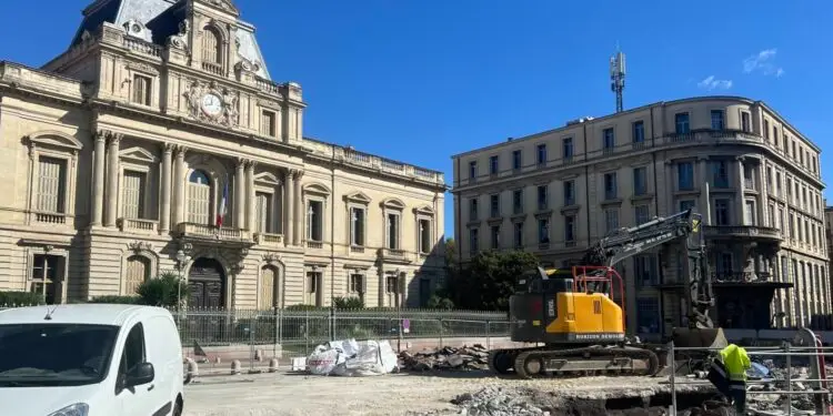 La fontaine qui ornait la place des Martyrs de la Résistance depuis des générations a disparu