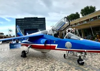 Montpellier : un avion de chasse sur le parvis de l’Hôtel-de-Ville