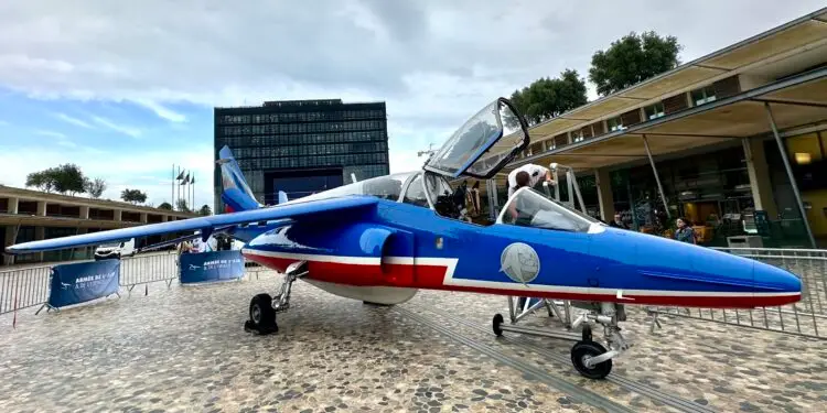 Montpellier : un avion de chasse sur le parvis de l’Hôtel-de-Ville