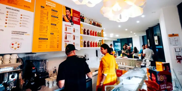 Un coiffeur glacier ouvre au pied de la Folie Divine