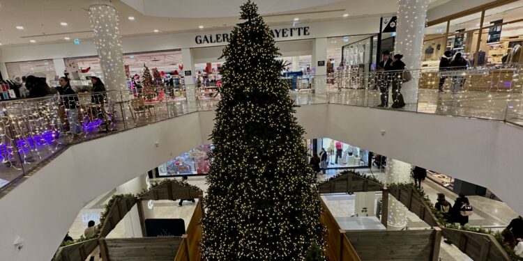 Montpellier : un sapin géant au Polygone pour les fêtes