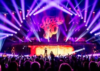 La grande boule à facettes pour Stars 80 à l'Arena