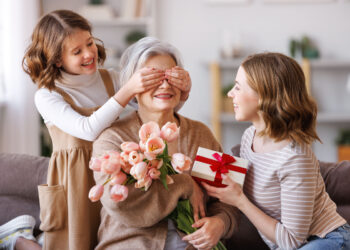5 Idées de Cadeaux Pour Chouchouter Mamie
