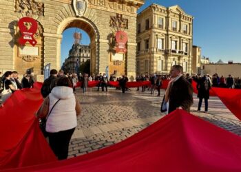 Montpellier : un ruban rouge géant déployé au pied de l'Arc de Triomphe