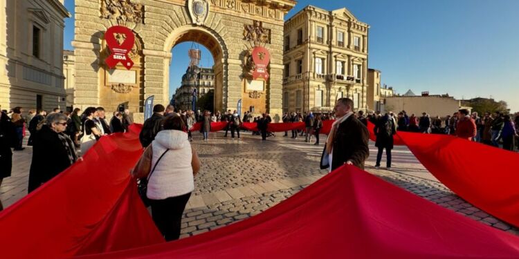 Montpellier : un ruban rouge géant déployé au pied de l'Arc de Triomphe