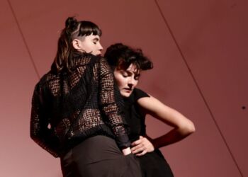 Performances, danses et DJ set dans une ancienne concession automobile