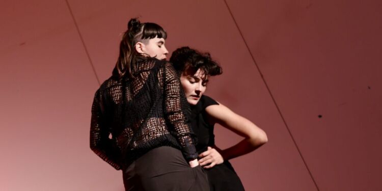 Performances, danses et DJ set dans une ancienne concession automobile
