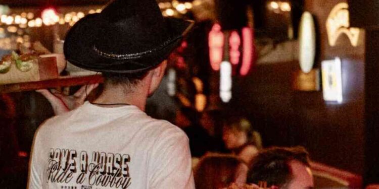 Le Redline : la nouvelle scène stand-up qui électrise le Coyot Bar