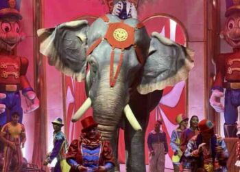 Un éléphant animatronique à taille réelle sur la piste d’un cirque à Montpellier