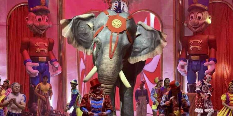 Un éléphant animatronique à taille réelle sur la piste d’un cirque à Montpellier